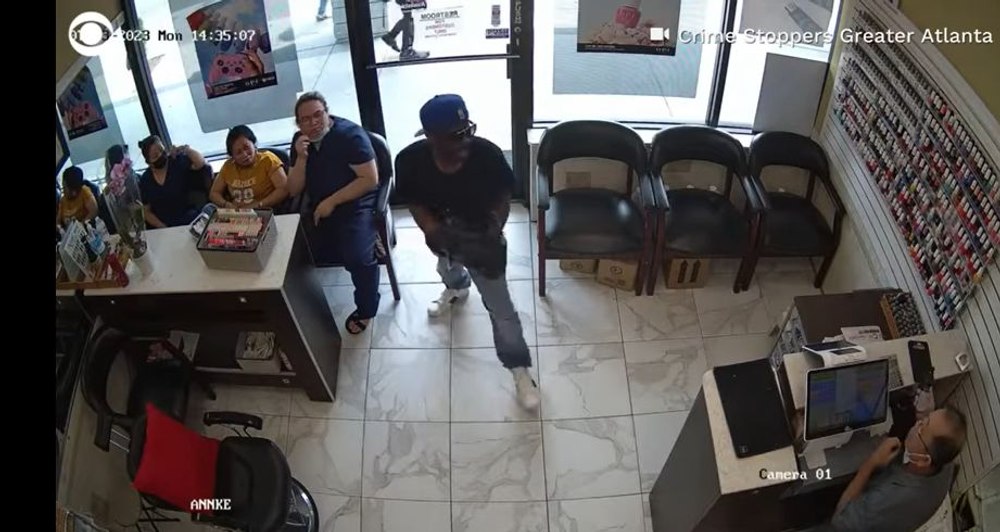 Tentativă de jaf cu final neașteptat la un salon de manichiură din SUA. Clienții îl ignoră complet pe hoț VIDEO
