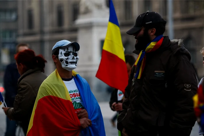 Protestatarii care se opun proiectului minier au fost din nou, dar în număr mai mic în Piaţa Universităţii FOTO Arhivă Adevărul