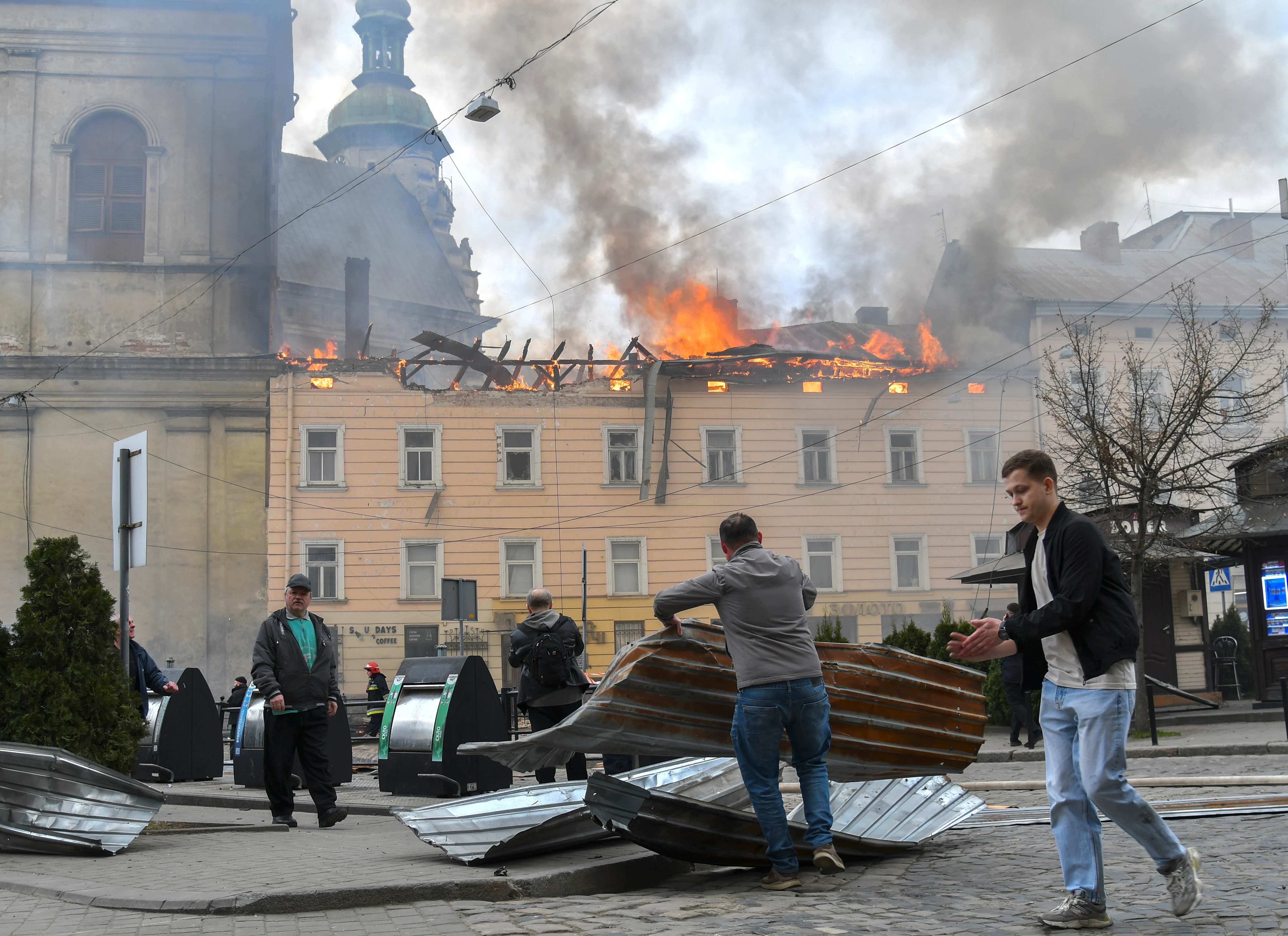 Rusia a lansat un atac masiv în plină zi asupra orașelor ucrainene. Drone au lovit centrul istoric al Liovului