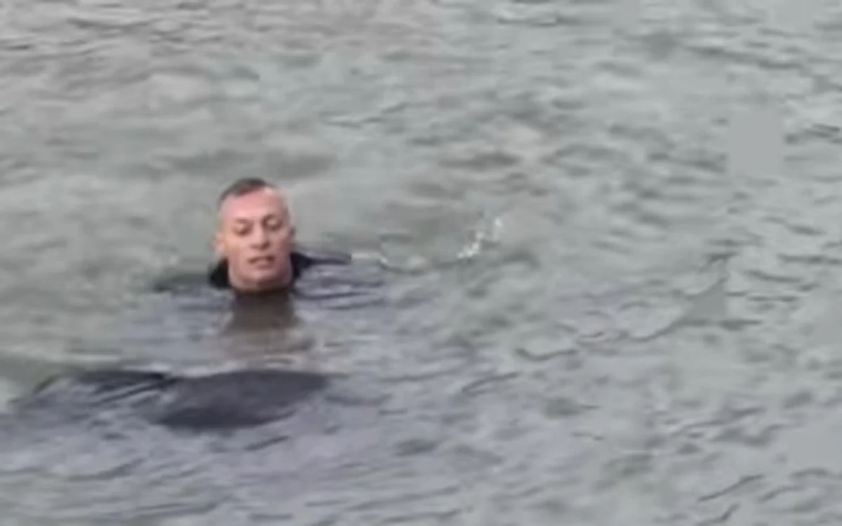 Andrei, jandarmul care a sărit în apele reci după femeie. FOTO: Captură Video