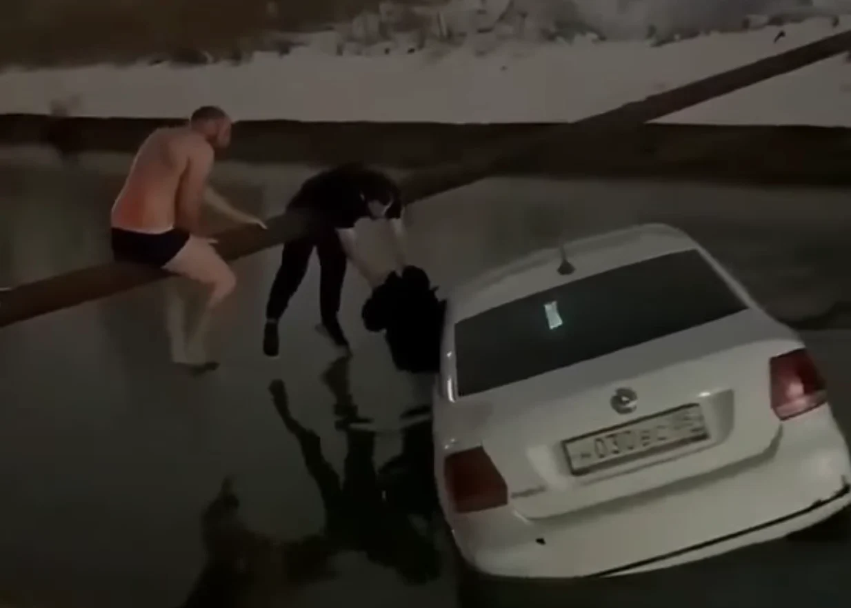 Imagini dramatice cu un copil salvat dintr-un taxi care se scufunda într-un canal
