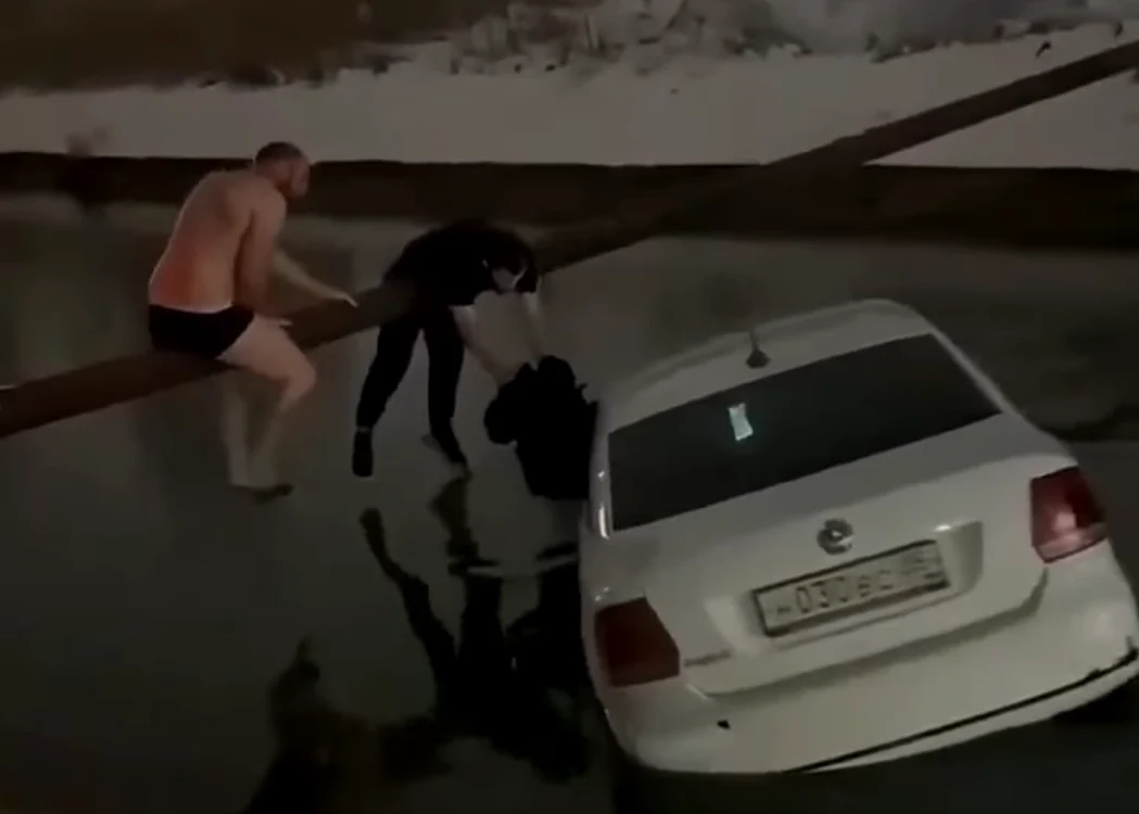Un grup de bărbați a reușit să salveze un copil. FOTO: captură video Facebook