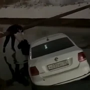 Un copil, salvat dintr-un taxi care se scufunda într-un canal înghețat în Dagestan Rusia FOTO: captură video Facebook