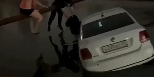 Un copil, salvat dintr-un taxi care se scufunda într-un canal înghețat în Dagestan Rusia FOTO: captură video Facebook