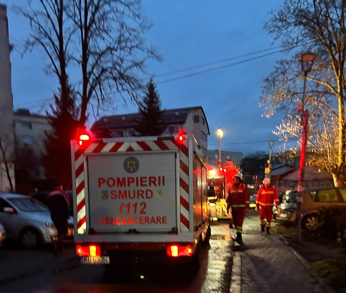 Doi bătrâni au murit într-un incendiu, la Suceava. 20 de persoane au fost evacuate