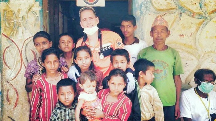 
    Ionuţ Ursu, în mijlocul copiilor afectaţi de cutremurFoto: Facebook  