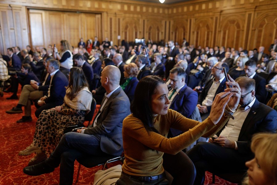 Cum ar putea partidele politice să recâștige încrederea cetățenilor. Analist: „Suntem în plină pandemie de ură"