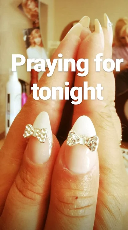 Mireasa şi-a aplicat pe unghii fundiţe