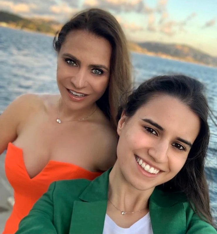 Adina Buzatu si fiica ei, Sara. Adina Buzatu.  Sursa foto: arhivă click!