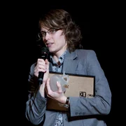 Valentina Basiul, redactor-șef adjunct al ziarului „Adevărul“ Moldova, pe scena Teatrului „Mihai Eminescu“ din Chișinău