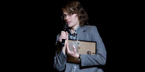 Valentina Basiul, redactor-șef adjunct al ziarului „Adevărul“ Moldova, pe scena Teatrului „Mihai Eminescu“ din Chișinău