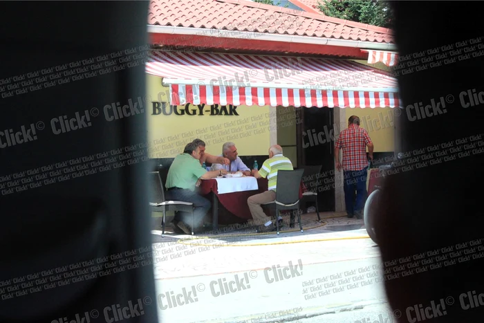 Victor si Giovani mananca mici, de 1 Mai