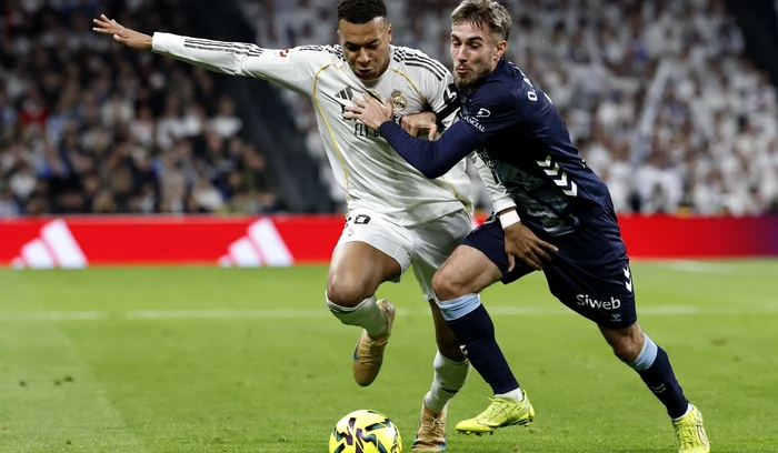 Kylian Mbappé (stânga) a fost neputincios în fața portarului român Ionuț Radu (FOTO: EPA)