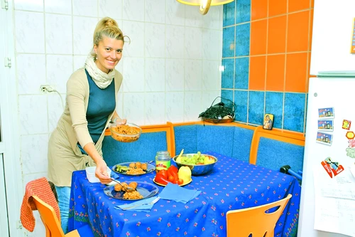 Cei doi copii ai actriţei sunt în culmea fericirii atunci când mama lor le pregăteşte surprize culinare