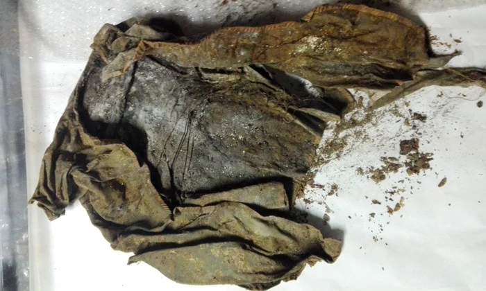 Haină din secolul al XVII lea, restaurată de specialiștii Muzeului Național de Istorie a Transilvaniei jpeg