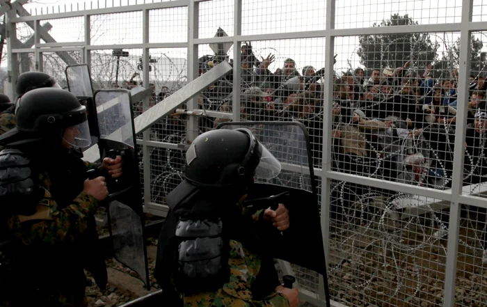 Imigranţi la graniţa dintre Macedonia şi Grecia