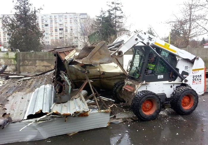 
    Buldozerele au pus la pământ toate cele 55 de buticuri (foto: Dorin Constanda)  