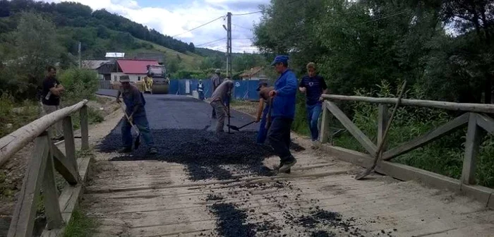 În comuna Blăgeşti se asfaltează şi podurile din lemn FOTO Facebook