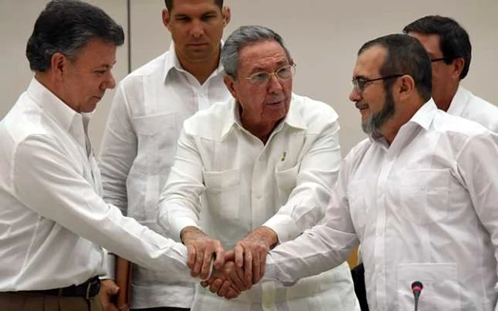 Preşedintele columbian Juan Manuel Santos (stânga) şi liderul FARC Timochenko (dreapta) la ceremonia de semnare a acordului de pace din septembrie