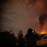 Iranienii privesc flăcările și norii de fum de la un depozit de petrol lovit în Teheran FOTO Profimedia