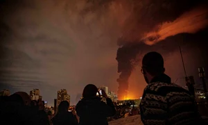 Iranienii privesc flăcările și norii de fum de la un depozit de petrol lovit în Teheran FOTO Profimedia