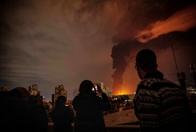 Iranienii privesc flăcările și norii de fum de la un depozit de petrol lovit în Teheran FOTO Profimedia