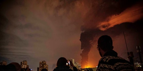 Iranienii privesc flăcările și norii de fum de la un depozit de petrol lovit în Teheran FOTO Profimedia