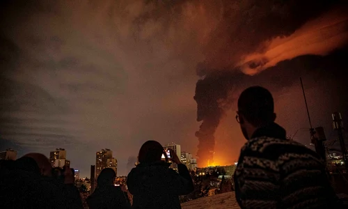 Iranienii privesc flăcările și norii de fum de la un depozit de petrol lovit în Teheran FOTO Profimedia