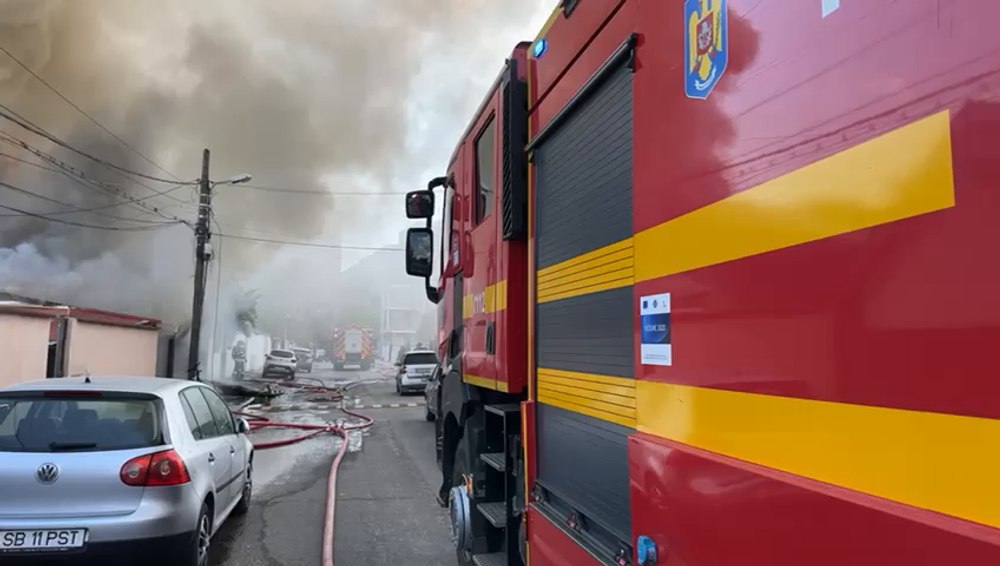 Incendiu puternic în Sectorul 3 al Capitalei. O persoană a fost rănită