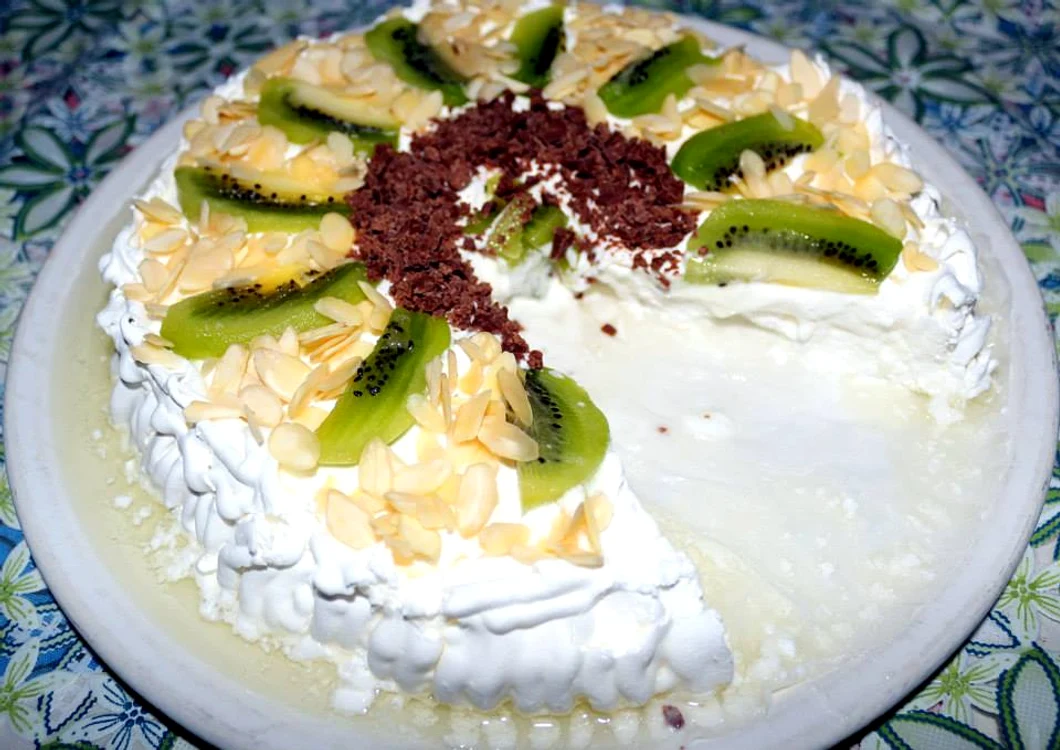
    Pavlova cu kiwi  