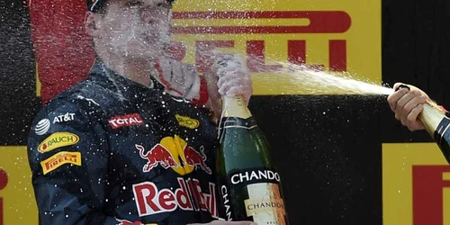 Pilotul Infiniti Red Bull Max Verstappen sărbătoreşte pe podium după Grand Prix-ul de Formula 1 spaniol la Circuitul Catalunyei în Montmelo la periferia Barcelonei FOTO AFP