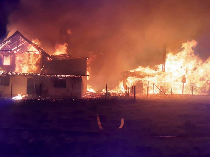 Urgia flăcărilor, în toiul nopţii. Cel mai devastator incendiu din acest an, în Neamţ FOTO