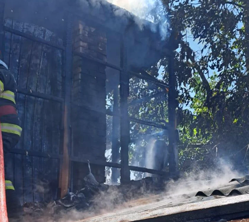 Flăcările au distrus bunurile din mai multe încăperi și anexe. FOTO: IPJ Vaslui