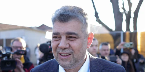 Premierul și candidatul la președinție Marcel Ciolacu votează în primul tur al alegerilor prezidențiale, în București. FOTO Inquam Photos / Octav Ganea