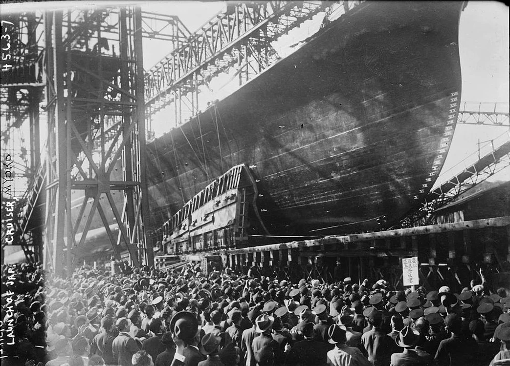 Lansarea la apă a primului crucișător din clasa Myoko, în 1927 (© Wikimedia Commons)