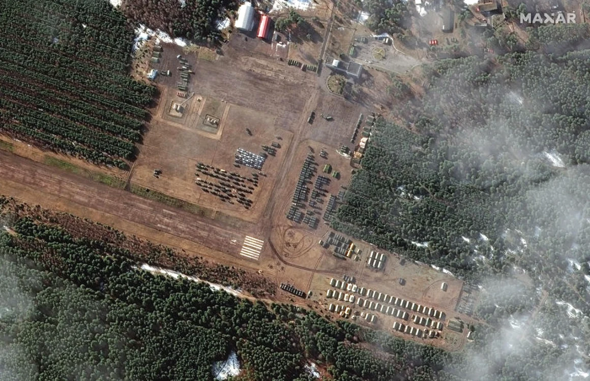 Imagini din satelit cu o desfăşurare militară rusă în apropiere de Mozîr, Belarus. FOTO EPA-EFE