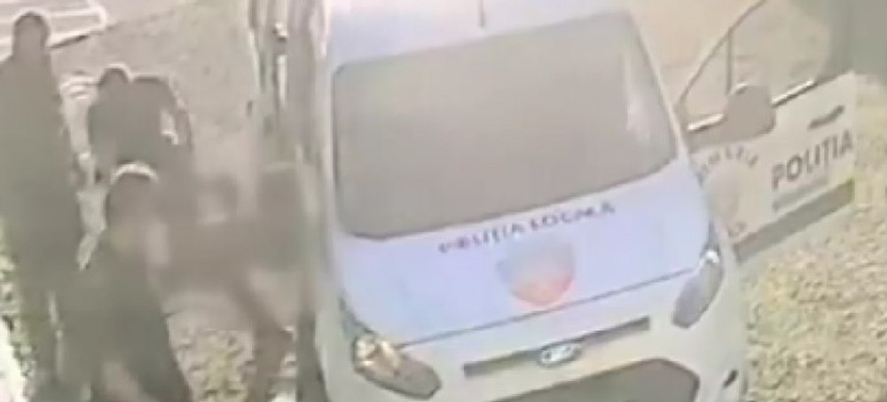Moartea unui tânăr aduce schimbări. Polițiștii locali sunt obligaţi să filmeze intervenţiile