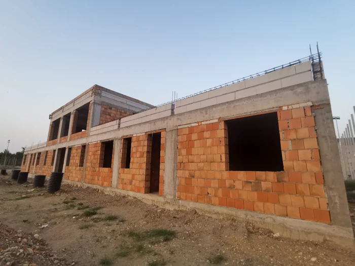 Clădirea în care se vor afla și vestiarelor este ridicată la roșu FOTO Ș.Both 