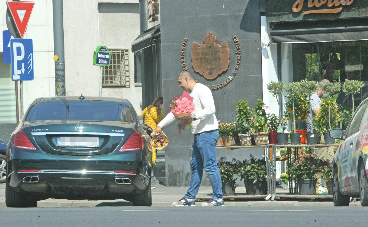 Șoferul a cărat la mașină buchetele de flori