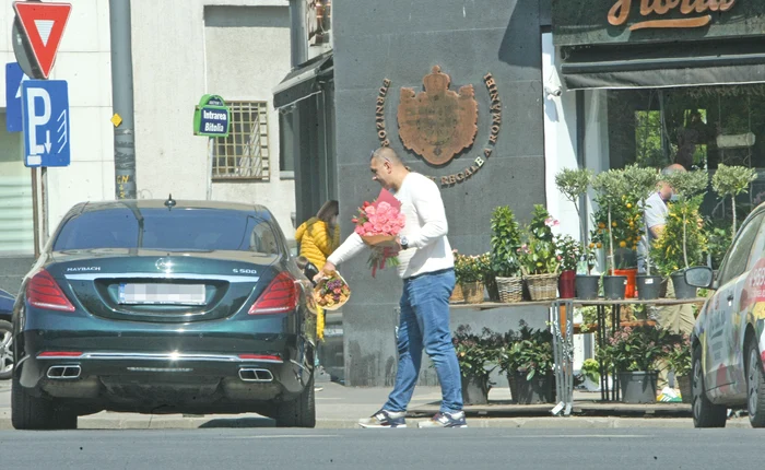 Șoferul a cărat la mașină buchetele de flori