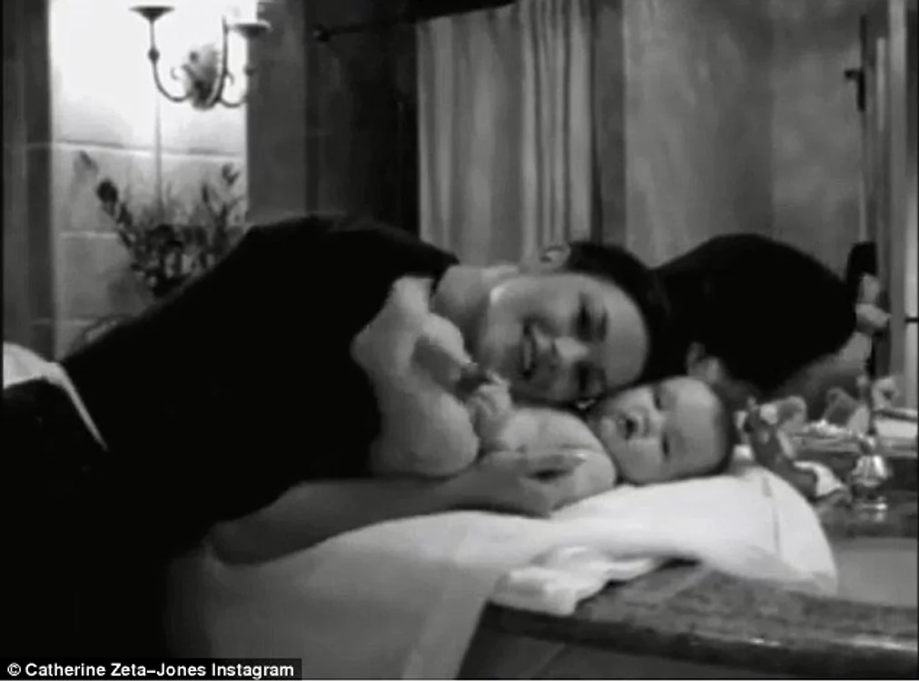 
    Catherine Zeta-Jones și fiul ei, Dylanfoto: arhivă  