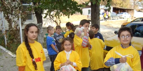 Elevii Şcolii Nr. 12 Decebal din Craiova au donat astăzi fructe bătrânilor din Brabova. 