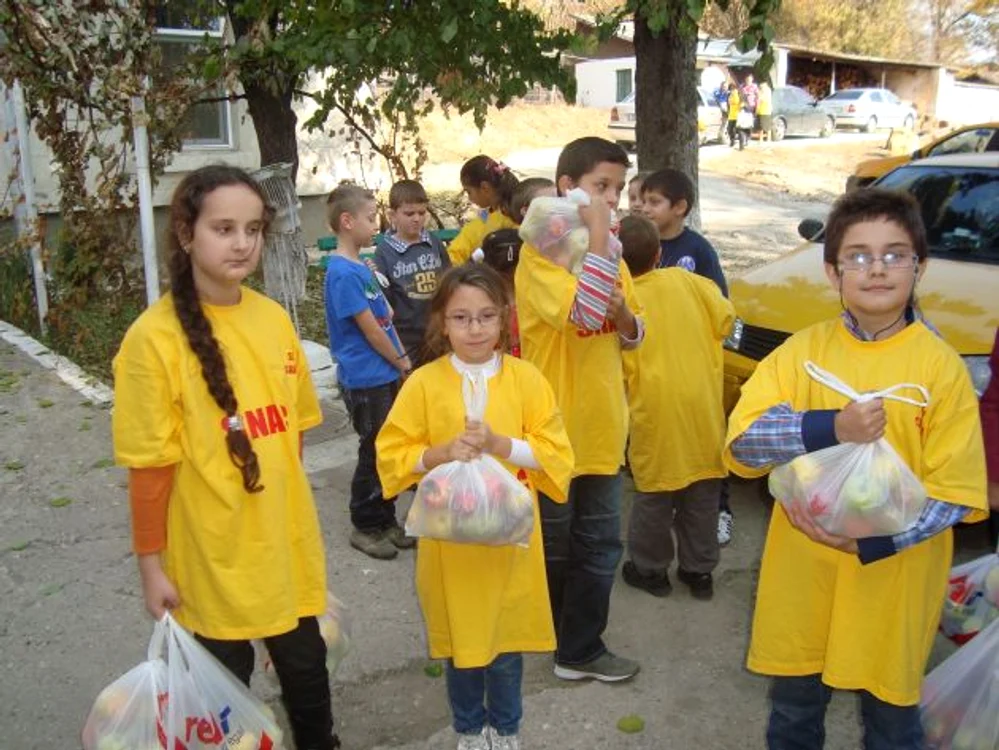 Elevii Şcolii Nr. 12 Decebal din Craiova au donat astăzi fructe bătrânilor din Brabova. 
