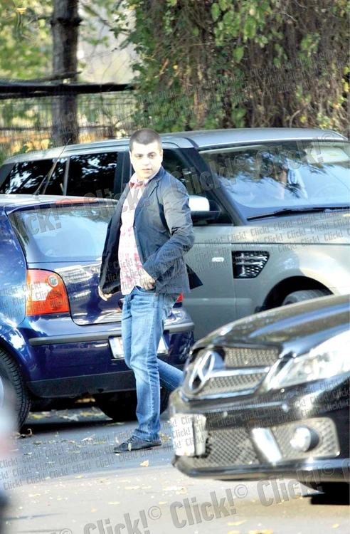 Capatos a studiat bine  maşina şi i-a făcut poze