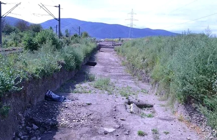 Șanț săpat cu excavatorul în situl arheologic FOTO ziarulunirea.ro