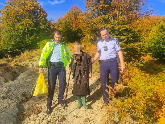 Bătrâna a fost găsită în pădure de polițiști FOTO: IPJ Vrancea