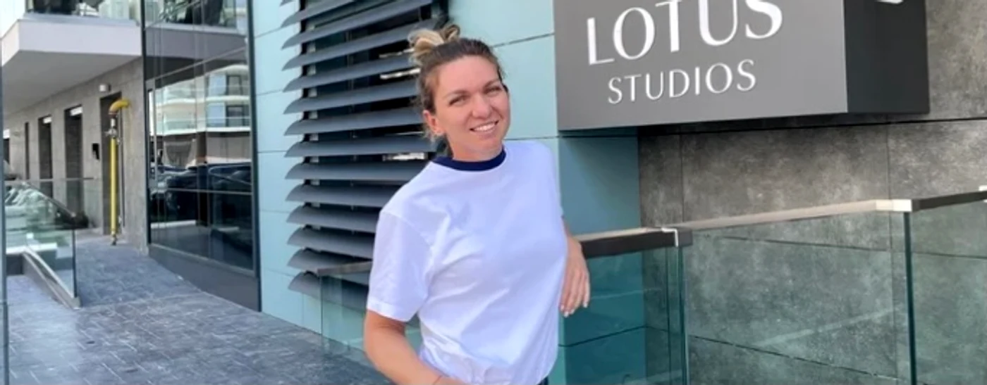 Simona Halep, în fața hotelului ei din Mamaia Nord foto: Facebook 