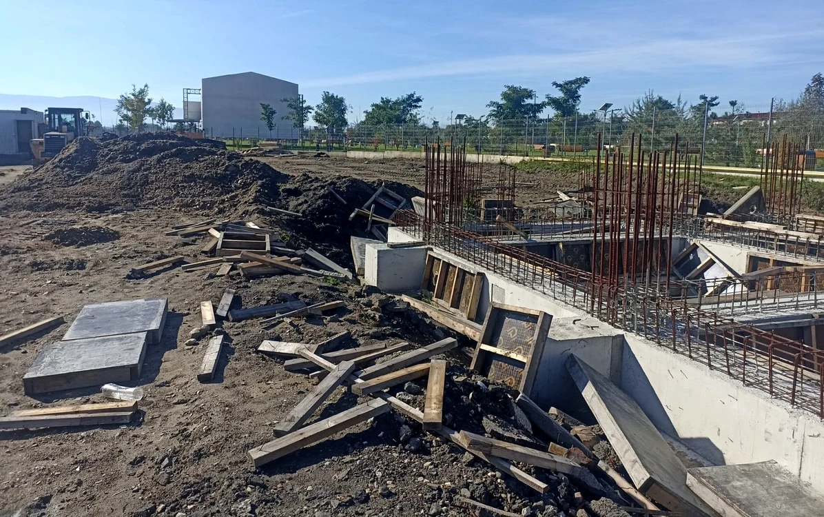 Lucrări la tribuna stadionului din Orăștie. Foto: Primăria Orăștie