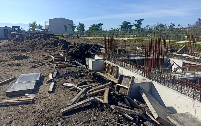 Lucrări la tribuna stadionului din Orăștie. Foto: Primăria Orăștie