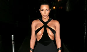 Rochia neagră i a acoperit prea puțin sânii lui Kim Kardashian jpeg
